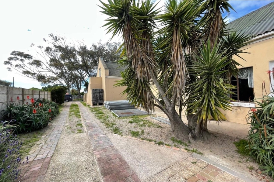 5 Bedroom Property for Sale in Stompneus Bay Western Cape